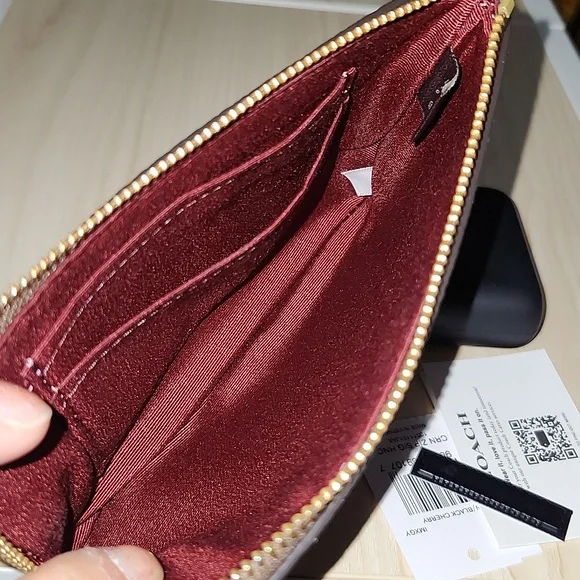 Coach wristlet corner zip. - Picture 4 of 7
